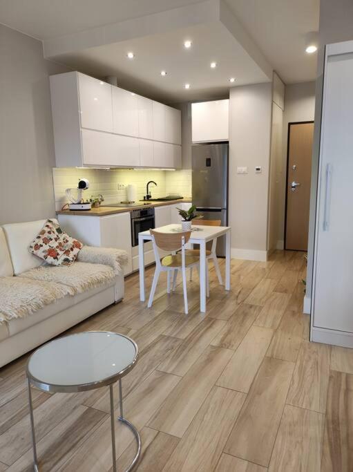 Sweet Apartment Vis-A-Vis Medicover And Paley Institute Warsaw Exterior photo